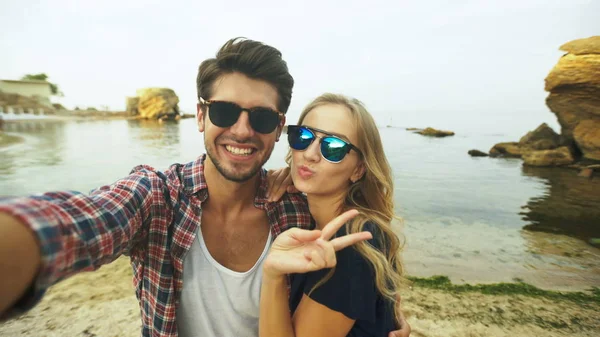 Güzel çift bir Selfie alarak.