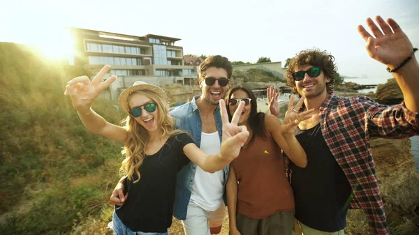 Shot van een groep vrienden plezier op het strand — Stockfoto