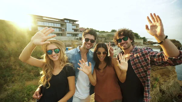 Shot van een groep vrienden plezier op het strand — Stockfoto