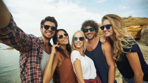 Cinco amigos tomando selfies  . — Foto de Stock