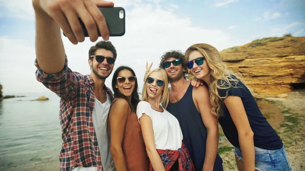 Cinco amigos tomando selfies  . — Foto de Stock