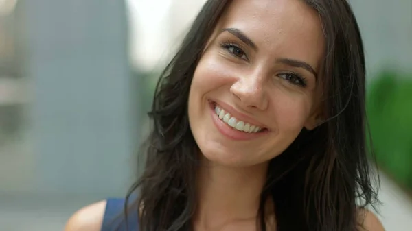 Retrato de mujer de negocios sonriendo al aire libre Imágenes De Stock Sin Royalties Gratis