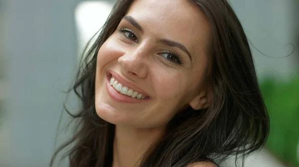 Portrait de femme d'affaires souriant en plein air Images De Stock Libres De Droits