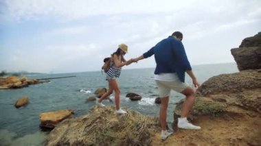 Taşlar hakkında yürüyüş ve birbirlerinin sarılma iki genç mutlu turist.