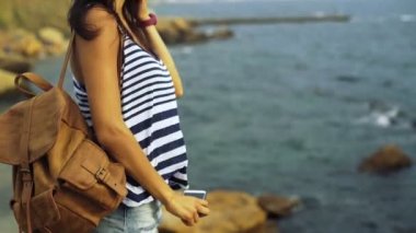 Rahat kıyafetler, şapka ve güneş gözlüğü mavi derin deniz güzel fotoğraflarını giyen güzel seksi kadın.