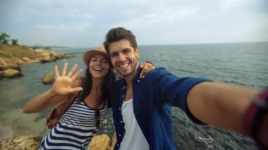 İki mutlu tabaklanmış turizm seyahat birlikte, çekici selfies sahilde.
