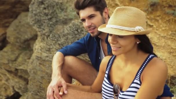 Attrayant jeune homme en bonne santé tenant la main de sa femme souriante bronzée sexy . — Video