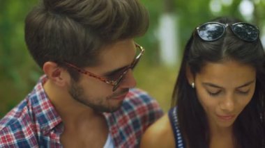 Mutlu genç gülümseyen insanlar bankta dondurma yeme.