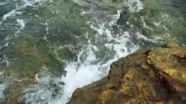 Nahaufnahme brechender Wellen. Starker Wind und schönes Wetter. — Stockvideo