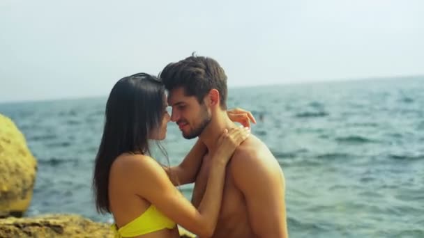 Ρομαντικό ευτυχισμένο ζευγάρι αγκαλιάζει στην όμορφη ήρεμη παραλία. — Αρχείο Βίντεο