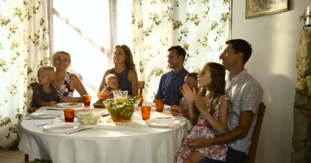 Çoklu nesil aile Şükran gününü kutluyor — Stok video
