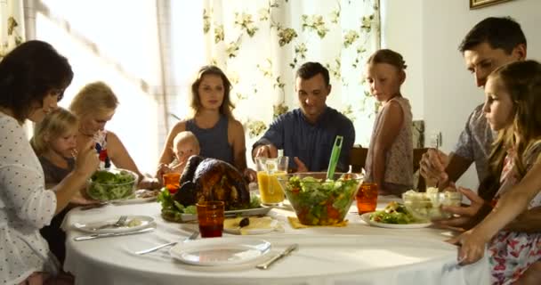 Multi Generation Family Celebrating Thanksgiving — Stock Video