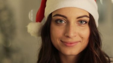 Santa şapka portre ağacı ışıkları arka plan üzerinde poz kadında kapatın. , Noel tatil kavramı, mutlu ve duygular