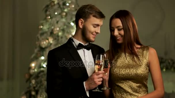Krásný milující pár držení sklenice šampaňského a šťastný nový rok den. — Stock video
