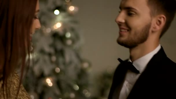 Menina bonita e seu namorado bonito dançando na festa de Ano Novo . — Vídeo de Stock