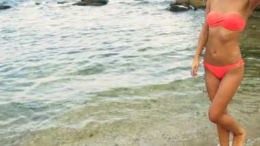 Sahilde yürüyüş ve güzel kıvırcık saçları dokunmadan çekici genç hanım yakın çekim.