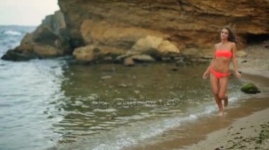 Seksi sportif Bayan kırmızı mayo plajda çalışan, yakın çekim.