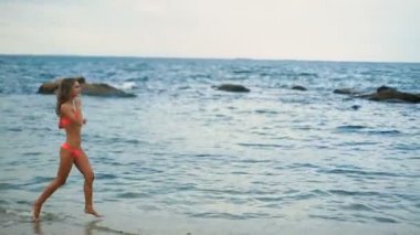 Bir çöl Beach sabahı güzel genç aktif kadın eğitim spor.