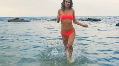 Beach tatil yaz saati. Onun tatil Sahilde bir yaz günü zevk bikini sıcak güzel kadın.
