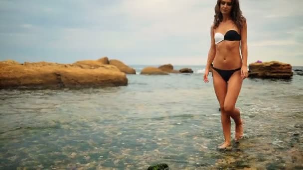 Nádherná mladá dáma těší velké letní den na pláži. — Stock video