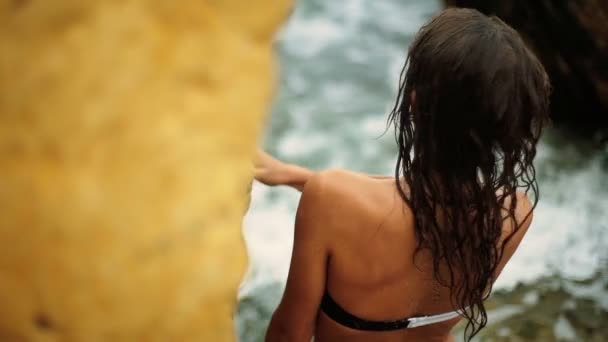 Young passen sexy model is genieten van haar verblijf op het strand en de geweldige zomerdag. — Stockvideo