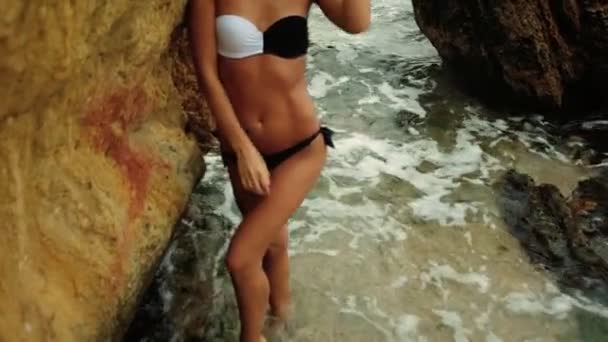 Közelkép érzéki szexi fitt lady pózol a gyönyörű kavicsos strand. — Stock videók