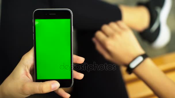 Sportswoman, 블랙 피트 니스 추적자에 결과 확인 녹색 스크린 크로마 키입니다. 클로즈업. — 비디오