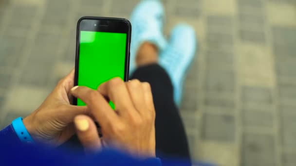 Primer plano de las manos femeninas usando el teléfono inteligente, pantalla verde Chroma Key . — Vídeo de stock