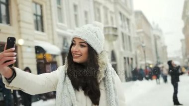 Kadın selfie çekiyor.