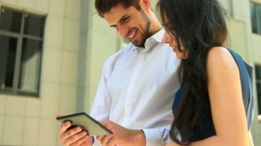 Tablet kullanarak iş ortakları