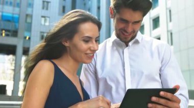 meslektaşları ile bir tablet elinde