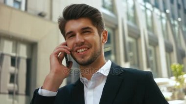  İş adamı telefonda konuşuyor.