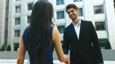 açık havada tokalaşırken ortakları