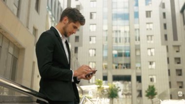 Tablet kullanan adam