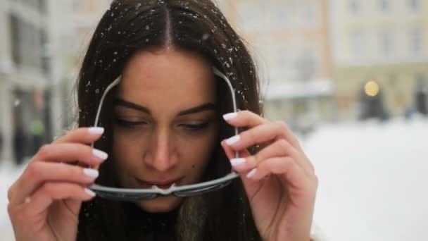 Женщина в очках — стоковое видео