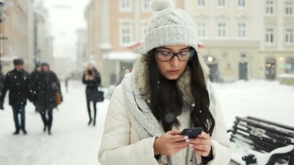 Mujer enviando mensaje con teléfono celular — Vídeo de stock