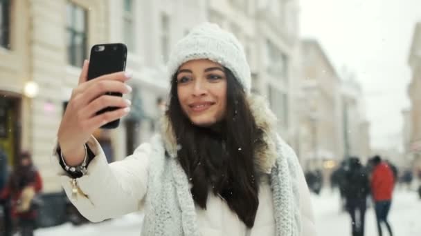 Mujer tomando selfie — Vídeo de stock
