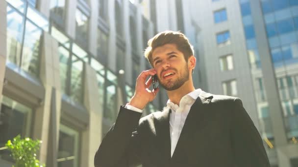 Homme d'affaires parlant sur téléphone mobile — Video