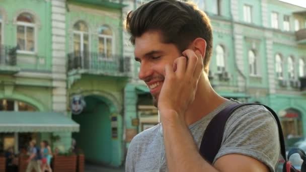 Tourist listening to music — Stock Video