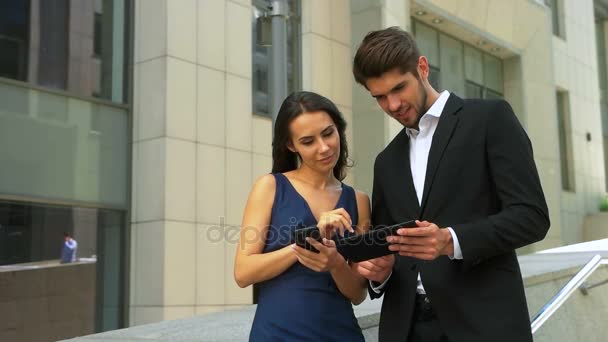 Parceiros comerciais usando tablet — Vídeo de Stock