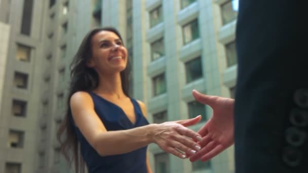 Mujer de negocios apretón de manos con su colega — Vídeos de Stock