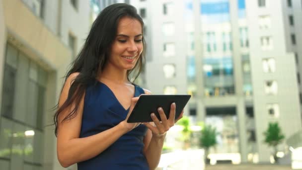 Mulher de negócios usando tablet — Vídeo de Stock