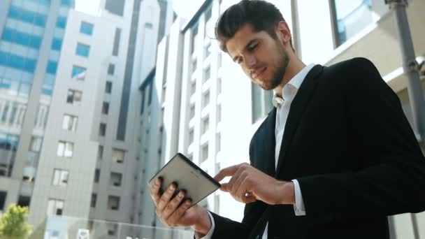 Biznesmen za pomocą tabletki — Wideo stockowe