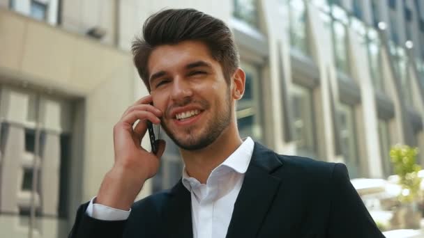 Бізнесмен розмовляє по телефону — стокове відео