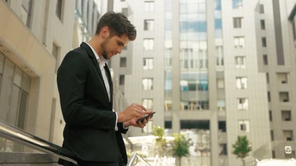 Hombre usando tableta — Vídeos de Stock