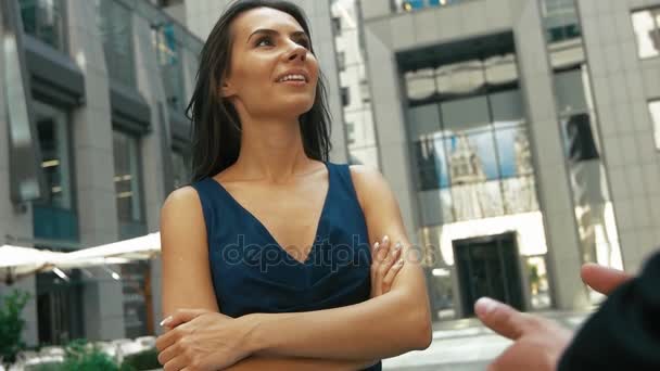 Businesswoman talking to her colleague — Stock Video