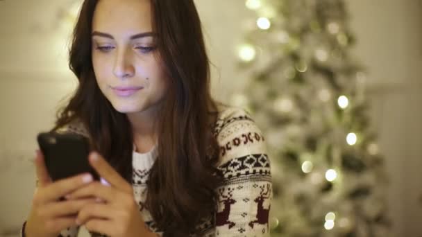 Šťastná usmívající se žena chatování se svými přáteli na mobilním telefonu. — Stock video