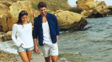 Güzel Sahilde yürüyüş ve birlikte mutlu vakit iki genç gülümseyen tabaklanmış kişi.