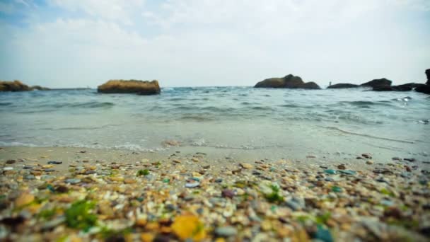 Закрытие красивого пляжа и счастливая пара, бегущая по воде . — стоковое видео