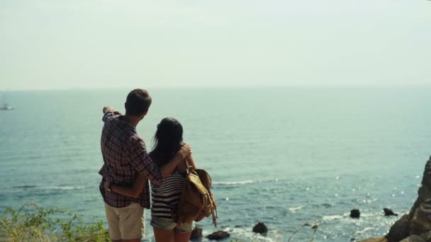 Zwei glückliche Touristen genießen tolles Wetter am Strand und ihre erste gemeinsame Reise. — Stockvideo